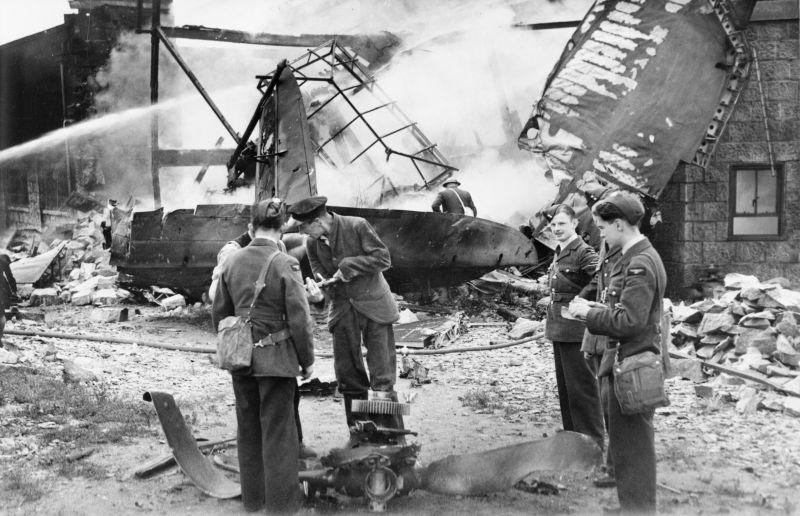 Les habitants et le personnel de l'armée de l'air sur le site de l'écrasement d'un bombardier allemand en Écosse. Juillet 1940