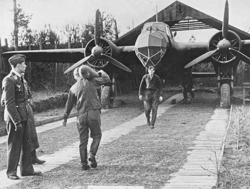Des techniciens aéronautiques allemands préparent des bombes pour le bombardier Do 17Z pendant la bataille d'Angleterre. Décembre 1940
