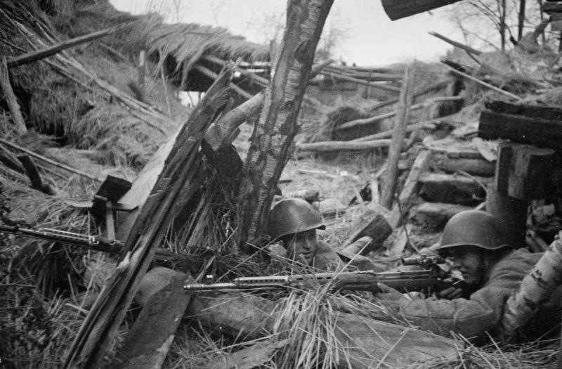 Des tireurs d'élite soviétiques avec des fusils SVT tirent depuis une grange détruite