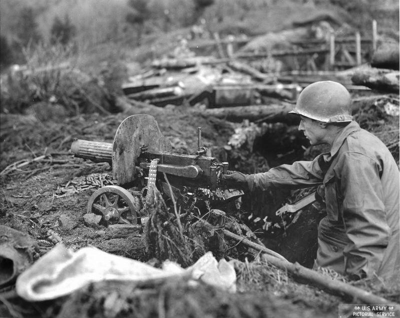 Un soldat américain à la mitrailleuse Maxim capturé dans une tranchée près de Sainte-Marie-aux-Mines. 26 novembre 1944
