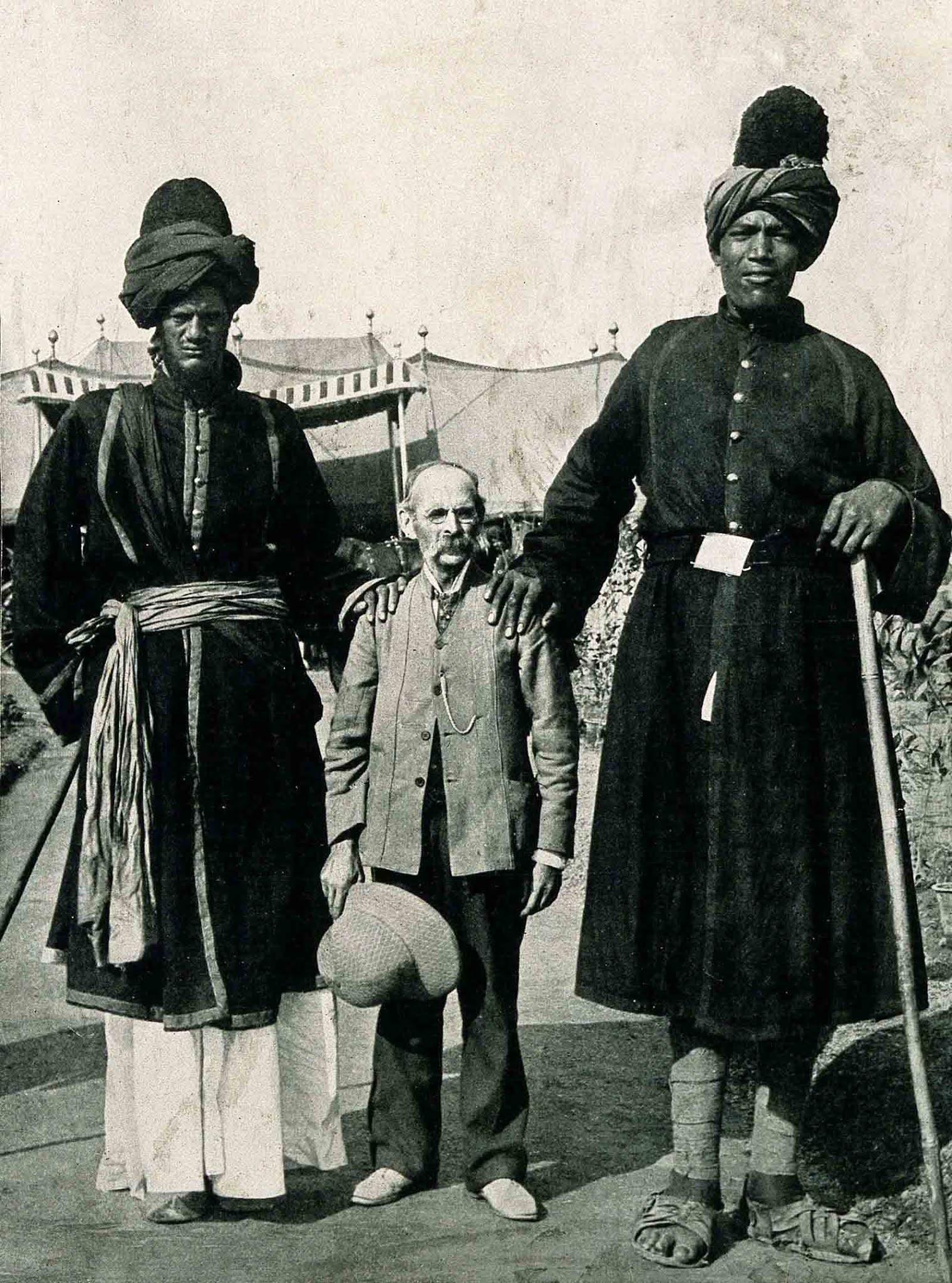 Les deux géants du Cachemire posant avec le photographe américain James Ricalton, 1903