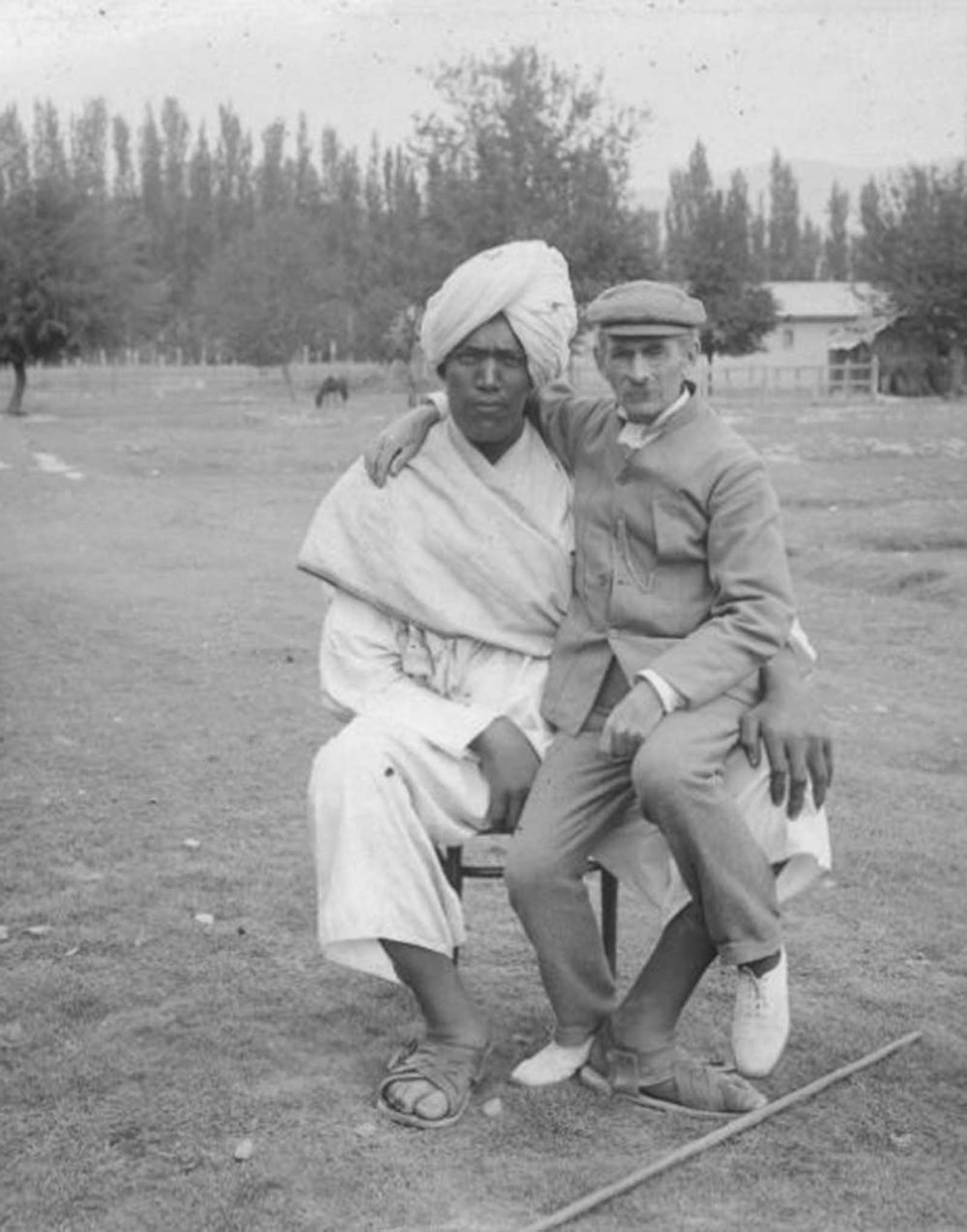 Les deux géants du Cachemire posant avec le photographe américain James Ricalton, 1903