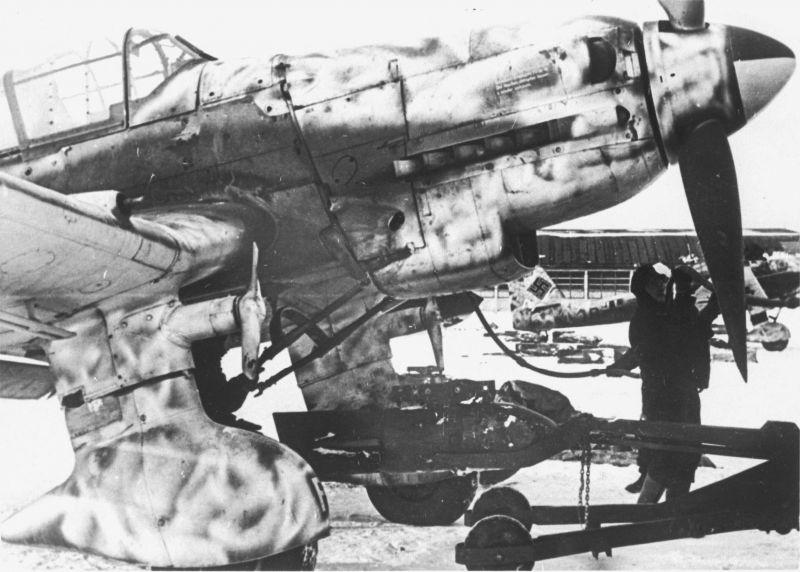 Préparation du bombardier en piqué allemand Ju-87 pour le vol près de Leningrad. 19 janvier 1944