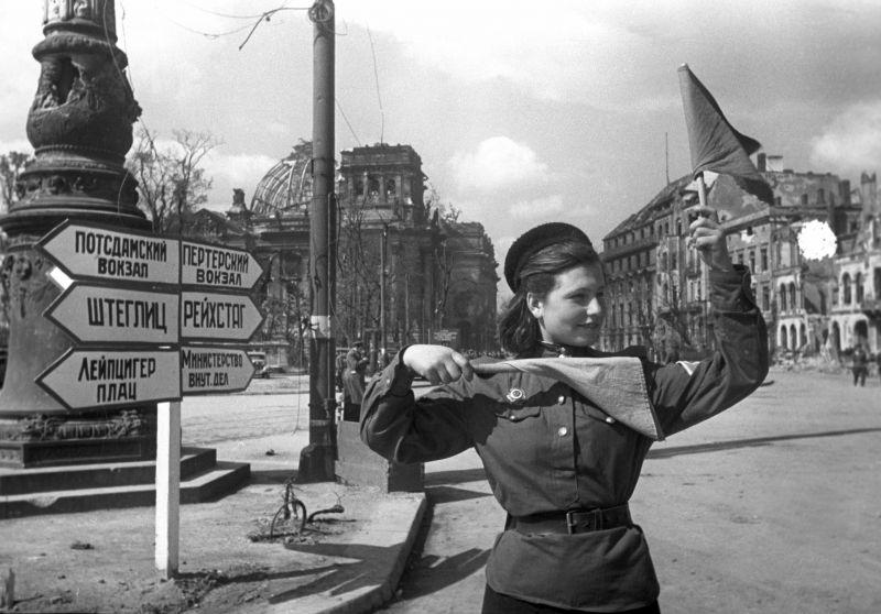 Contrôleur de la circulation soviétique Sergent junior Lydia Spivak à Berlin. 7 mai 1945
