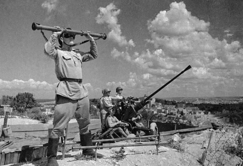 Les artilleurs anti-aériens soviétiques dans le Sébastopol libéré. 1944 g.