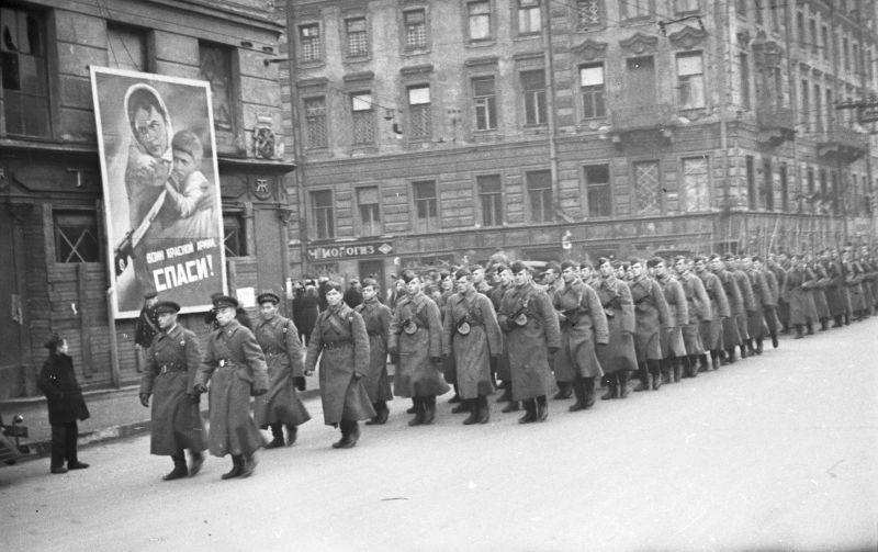 Une unité de fusiliers en marche le long de l'avenue du 25 octobre à Leningrad. 18 octobre 1942