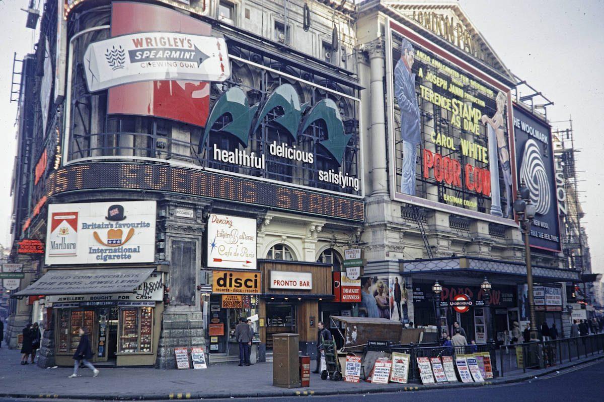 Le West End de Londres en 1967 – Photographies Kodachrome de Harrison Forman