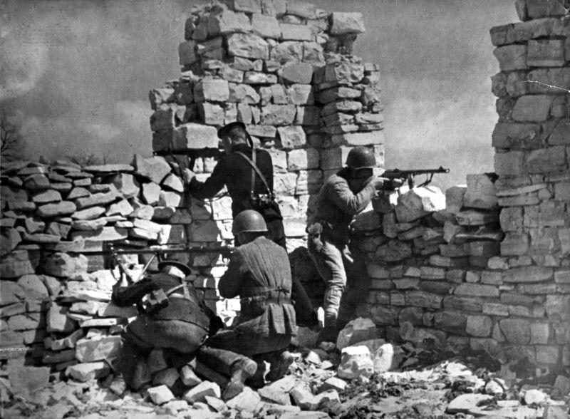 Des soldats du 393e bataillon du Corps des Marines dans la bataille près du village de Stanichka. 1943 g.