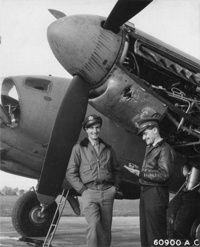 L'équipage de l'avion de reconnaissance Mosquito à leur avion endommagé par des tirs antiaériens. 4 août 1944