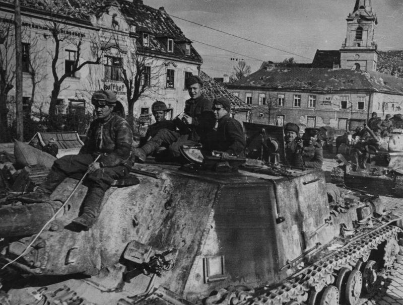 Colonne de canons automoteurs soviétiques ISU-122 et chars T-34 dans la ville de Schwechat dans la banlieue de Vienne. 1945 g.