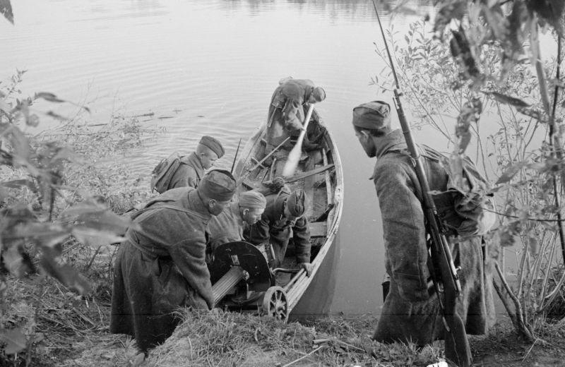 Les hommes de l'Armée rouge sont transportés dans un bateau à travers le fleuve en direction de Sinyavinsky. 7 octobre 1942