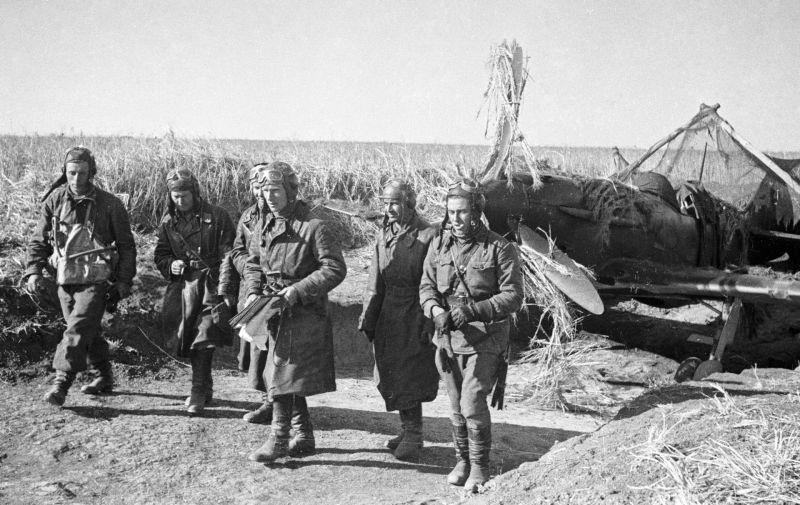 Pilotes du 247th IAP près d'un chasseur LaGG-3 camouflé à l'aérodrome. 17 octobre 1941