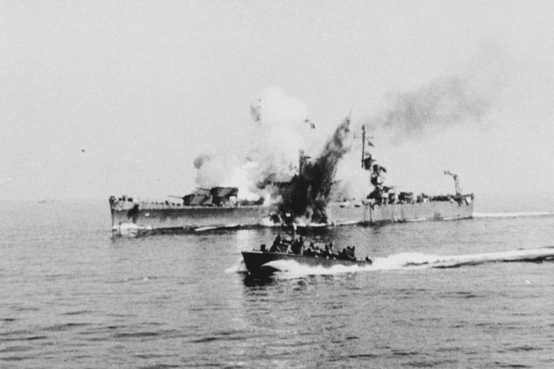 Coup de la bombe planante allemande FX-1400 sur le croiseur léger américain Savannah. 11 septembre 1943