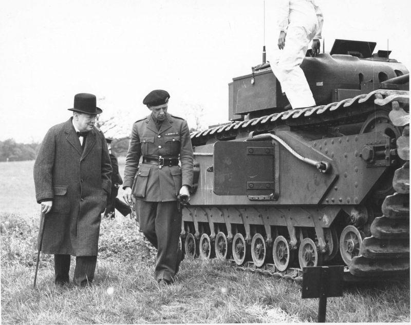 Le Premier ministre britannique W. Churchill examine le char d'infanterie Churchill. 1942 g.