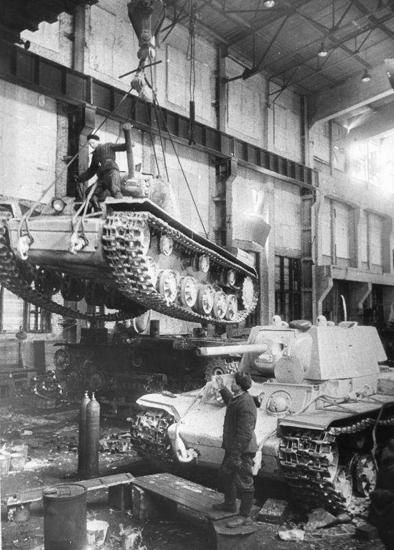 Réparation de chars KV-1 dans l'atelier MX-18 de l'usine de Kirov évacuée à Leningrad