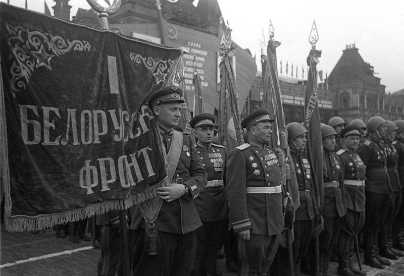 Formez le régiment combiné du 1er front biélorusse avant le défilé de la victoire à Moscou. 24 juin 1945