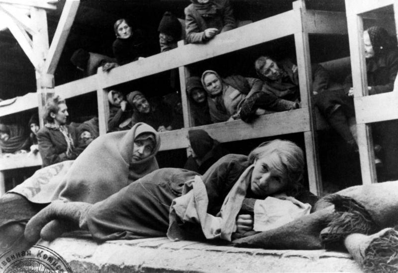 Prisonnières du camp de concentration allemand Auschwitz dans la caserne des femmes. 1945 g.