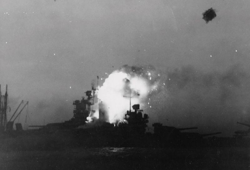Une explosion sur le cuirassé américain New Mexico après une attaque par un avion kamikaze japonais. 12 mai 1945
