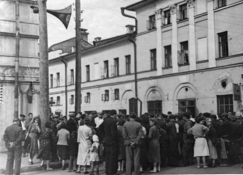Les habitants de Kazan écoutent le message radio de V.M. Molotov sur l'attaque allemande contre l'URSS. 22 juin 1941