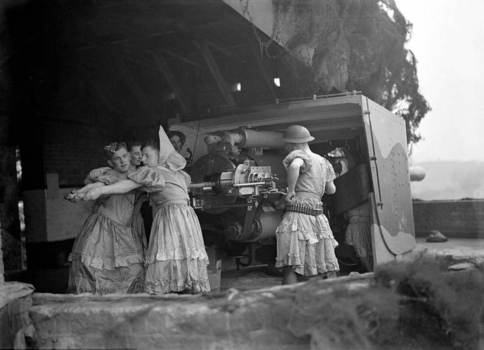 Soldats britanniques armés de canons antiaériens en vêtements féminins, 1940