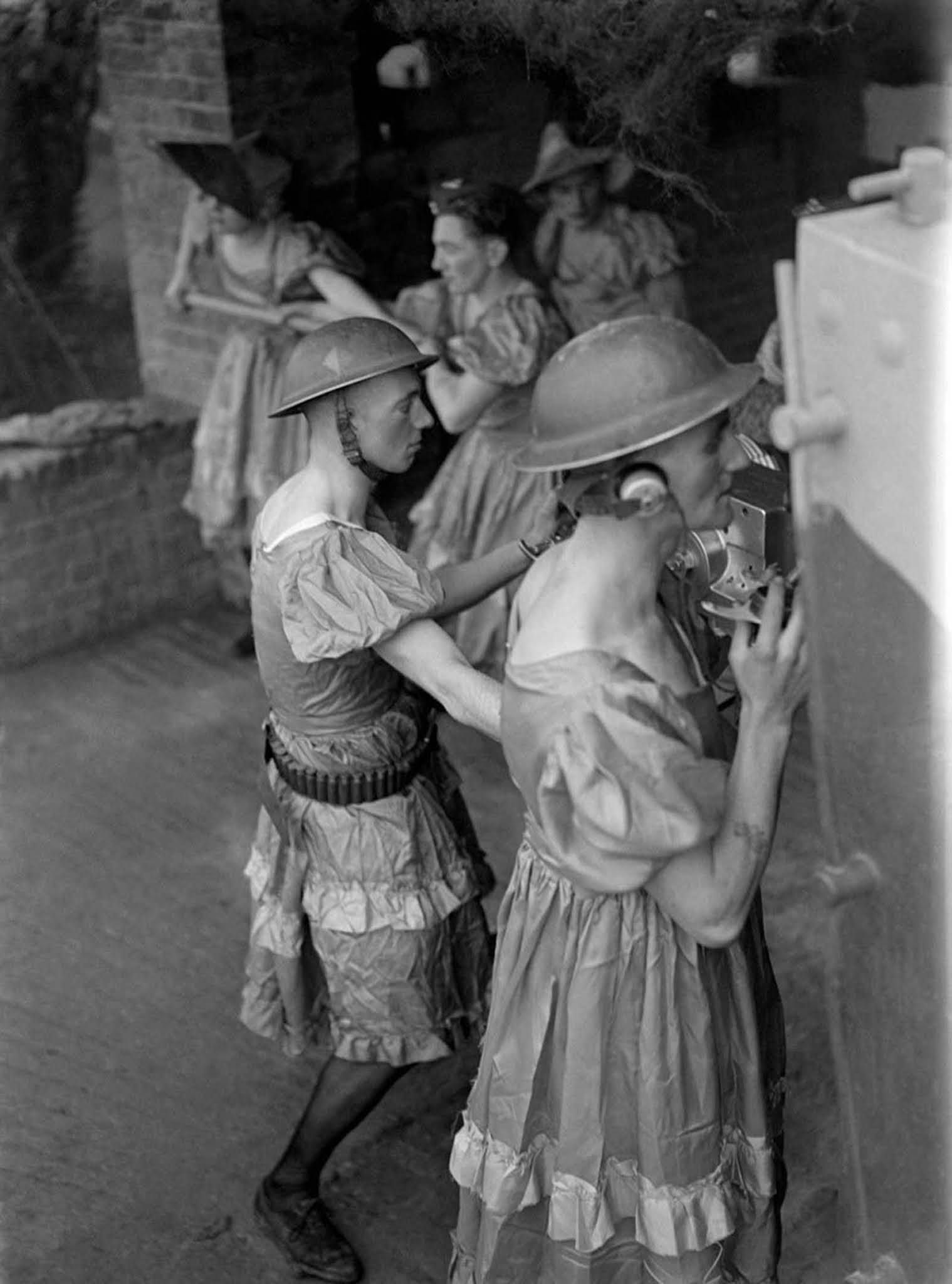Soldats britanniques armés de canons antiaériens en vêtements féminins, 1940