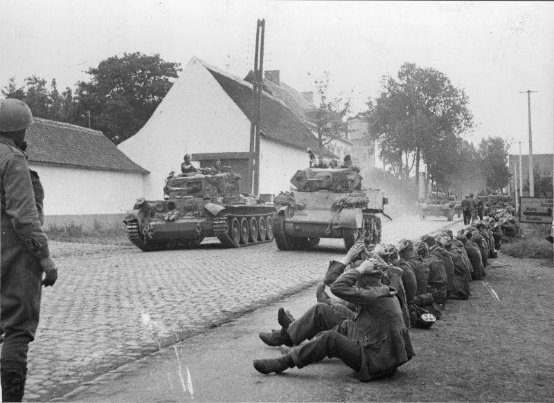 Des chars britanniques passent devant des prisonniers de guerre allemands lors de l'offensive sur Bruxelles. 3 septembre 1944