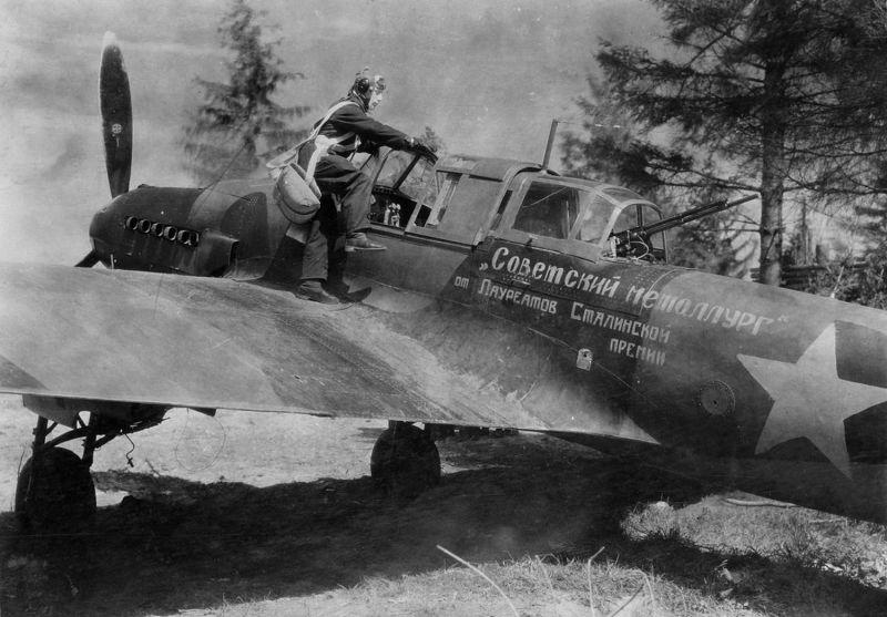Avion d'attaque nommé Il-2 "Soviet Metallurg" à l'aérodrome près d'Andrinople. 1943 g.