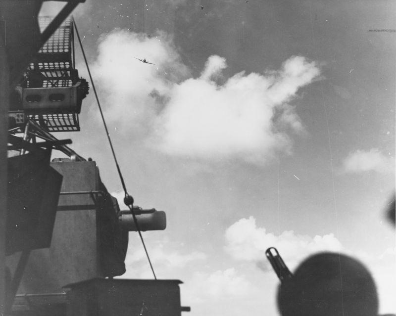 Un pilote kamikaze japonais de l'A6M5 Zero attaque le porte-avions américain Lexington. 5 novembre 1944
