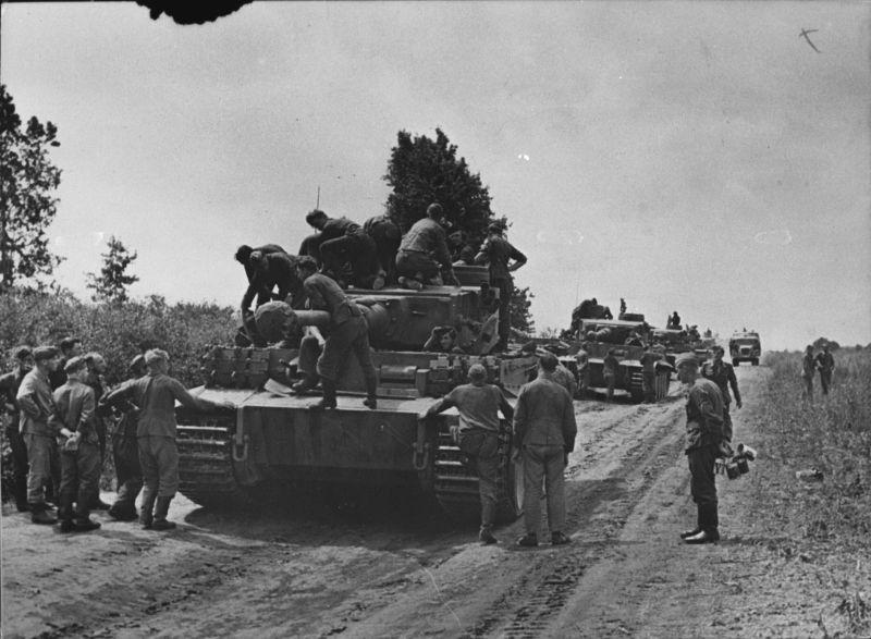Une colonne de chars Tigre allemands lors d'un arrêt sur la route au sud de Belgorod. juillet 1943