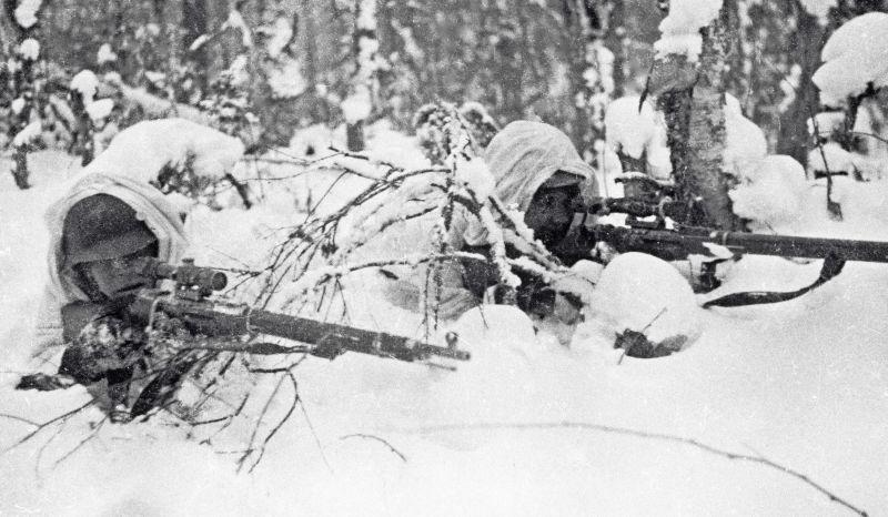 Une paire de tireurs d'élite soviétiques en position pendant la guerre soviéto-finlandaise. décembre 1939