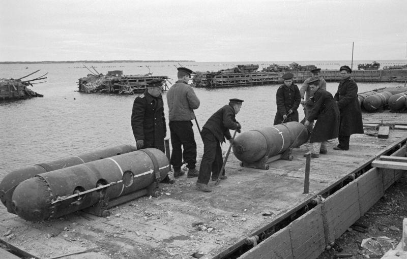 Des marins soviétiques déchargent des mines magnétiques allemandes capturées dans le port de Paldiski. Octobre 1944