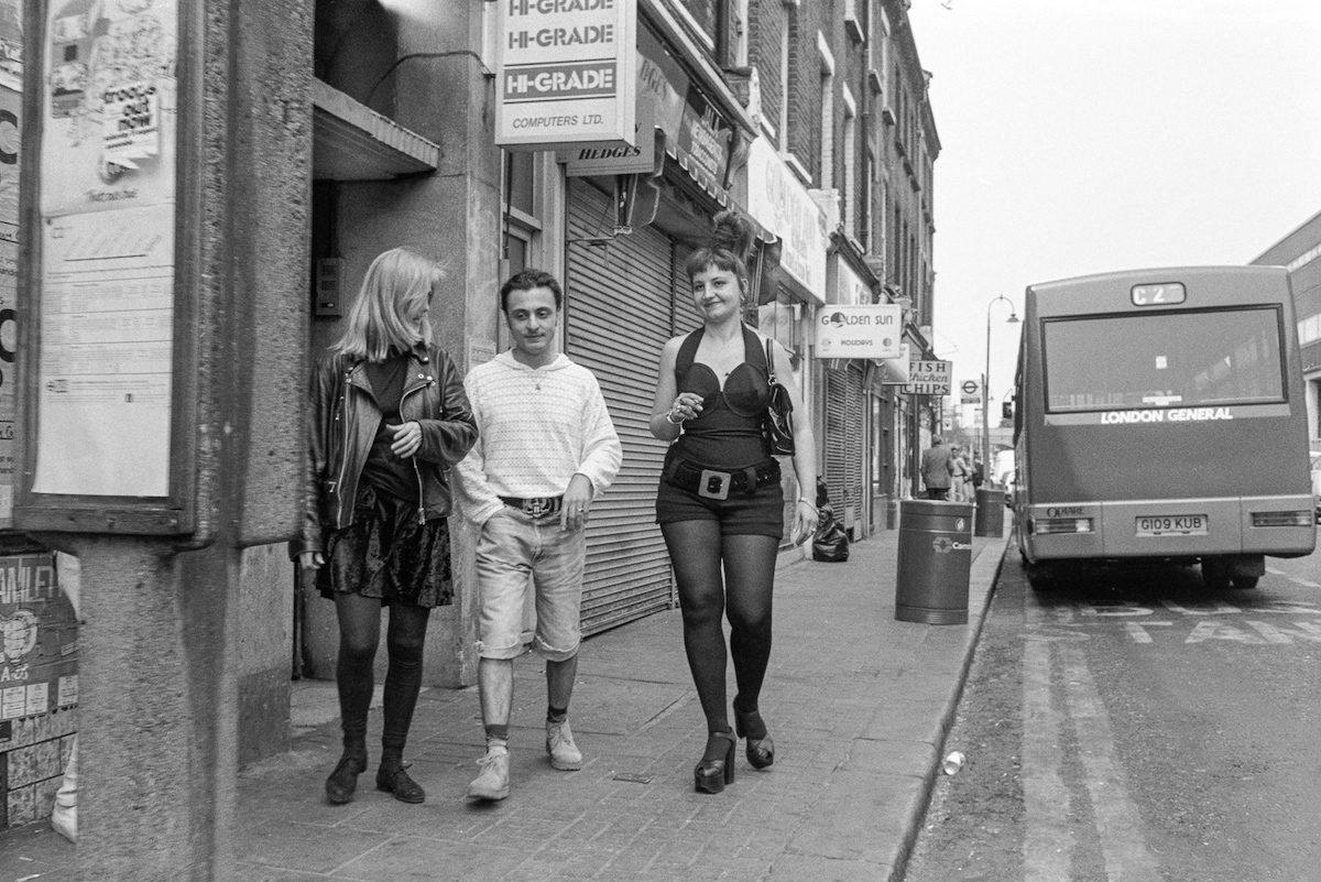 24 photos de personnes sur Camden High Street, Londres en 1990