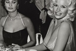 L'histoire juteuse derrière la tristement célèbre photo de Sophia Loren-Jayne Mansfield